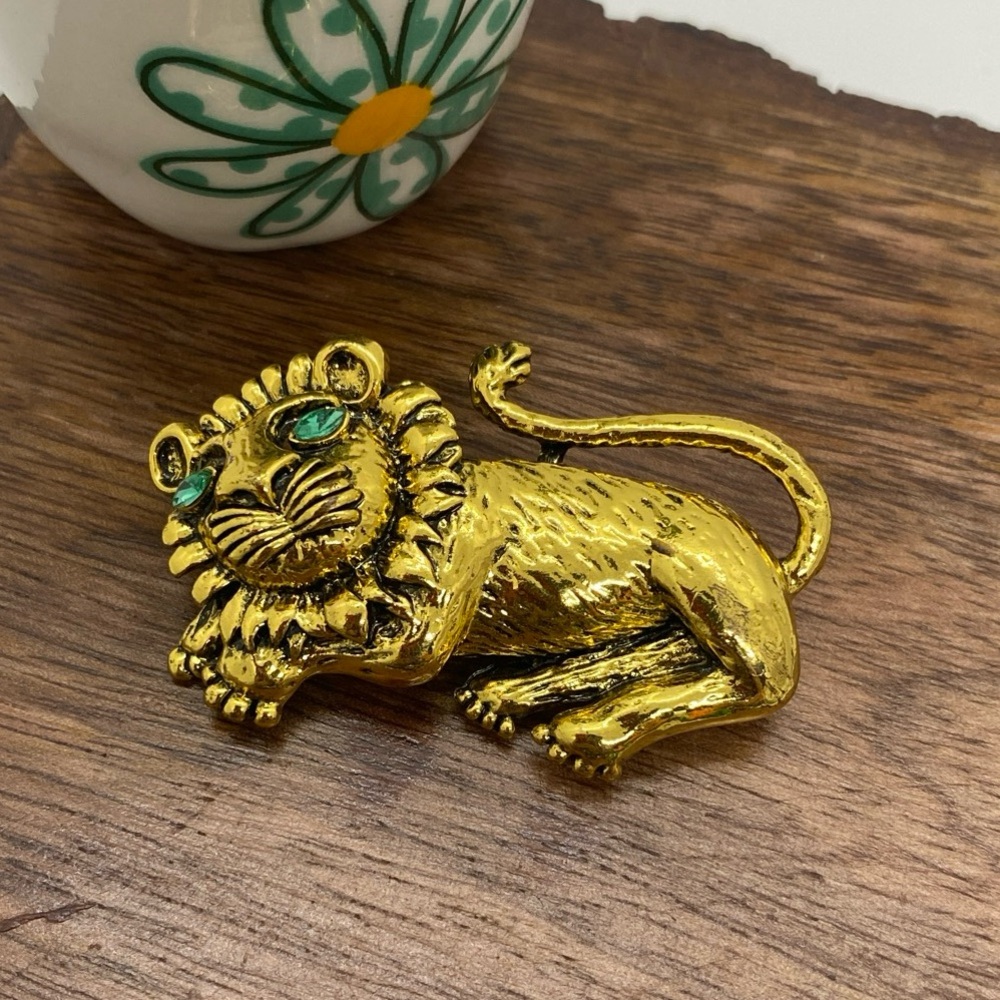 Lion Brooch Goldtone with Green Jeweled Eyes J054